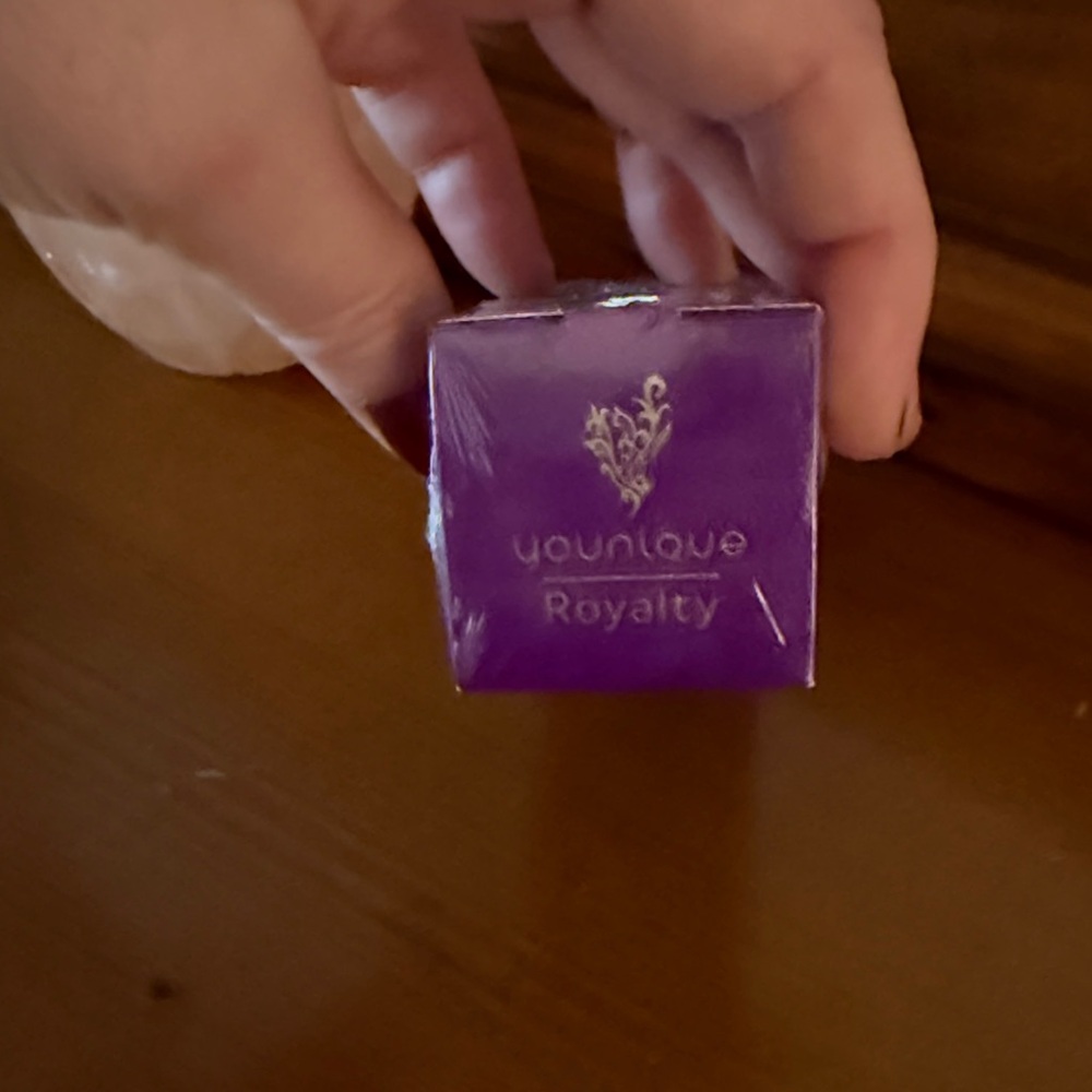Younique Royalty Rose Water Toning Spritz - Purple - Picture 3 of 3